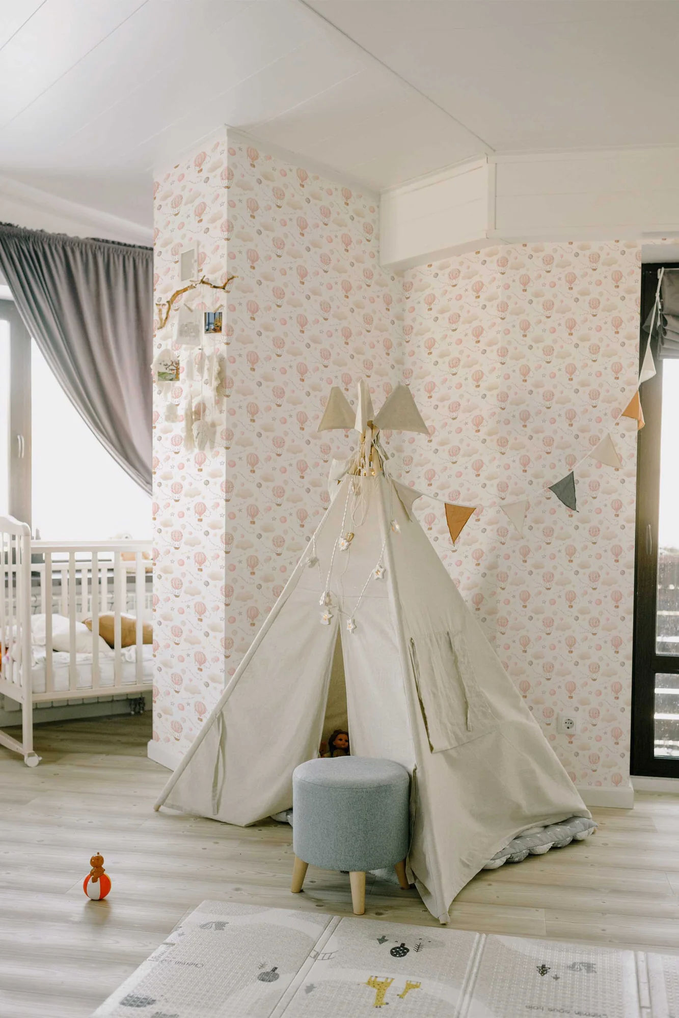 Vintage Air Balloons wallpaper in a room setting: watercolor hot air balloons drifting among clouds in soft pink and beige